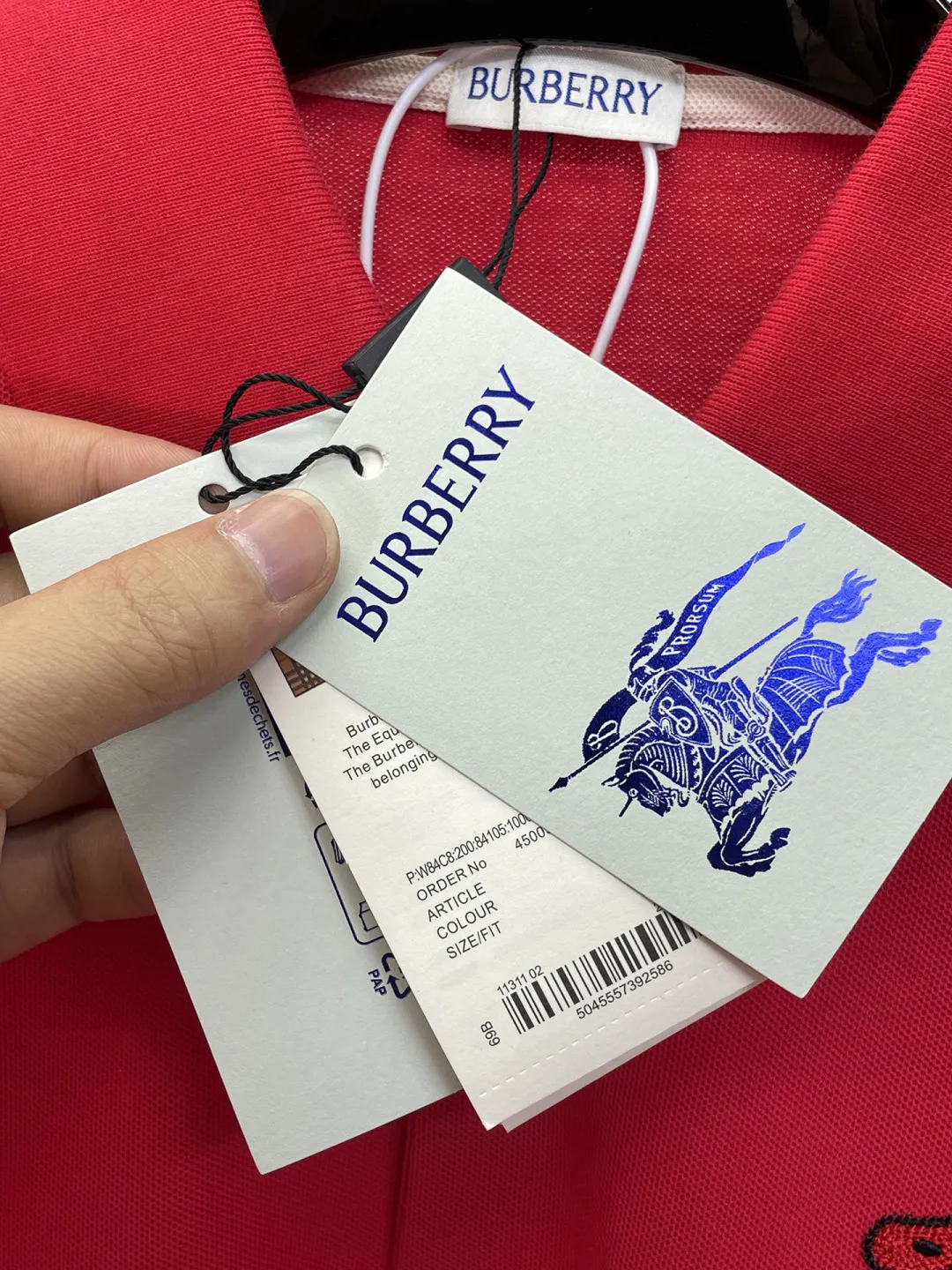 BURBERRY New Arrival Polo shirt, complete with three labels, original fabric, original customized accessories, official Same Style, using 210 grams of pure cotton pique fabric, customized same-tank dyed fabric, very comfortable and smooth to the touch, very wide and stylish, produced by a first-line brand on behalf of Factory, imported Behringer embroidery machine, embroidery is full and textured, imported Kangli direct-injection machine, printing is clear and textured, the collar rib is woven with imported yarn It will not lose shape after being worn for a long time. It is the most New Arrival style in spring and summer. It is fashionable and individual. It is super Versatile and looks good. It is very suitable for both men and women. It is a must-have for everyone. Size: S-XXL